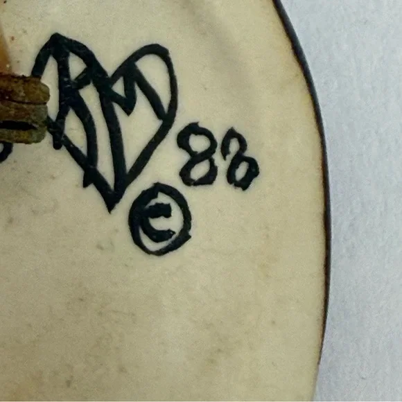 KM Hawaii Cat Brooch Vintage 1988 Signed Maui Hand Painted Ceramic - Picture 4 of 5